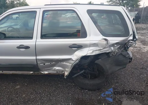 2005 Ford Escape Xls z USA, uszkodzony, nr VIN 1FMYU02ZX5DA09092